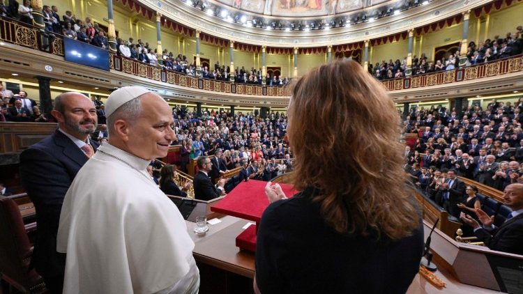Incontro di Papa Leone con i membri del Parlamento spagnolo nel Palacio de las Cortes