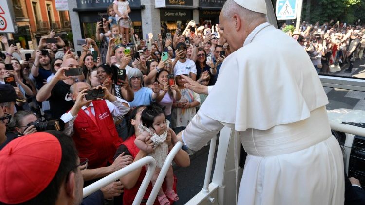 L'entusiasmo dei fedeli fuori dallo stadio