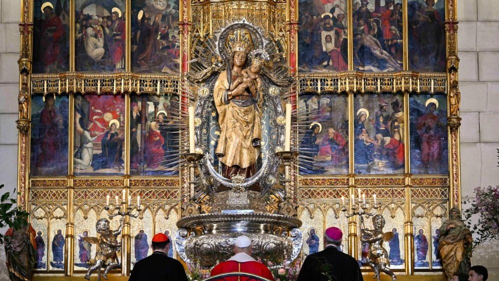 Rugăciunea papei Leon al XIV-lea în fața imaginii Fecioarei Maria de la Almudena, în Madrid