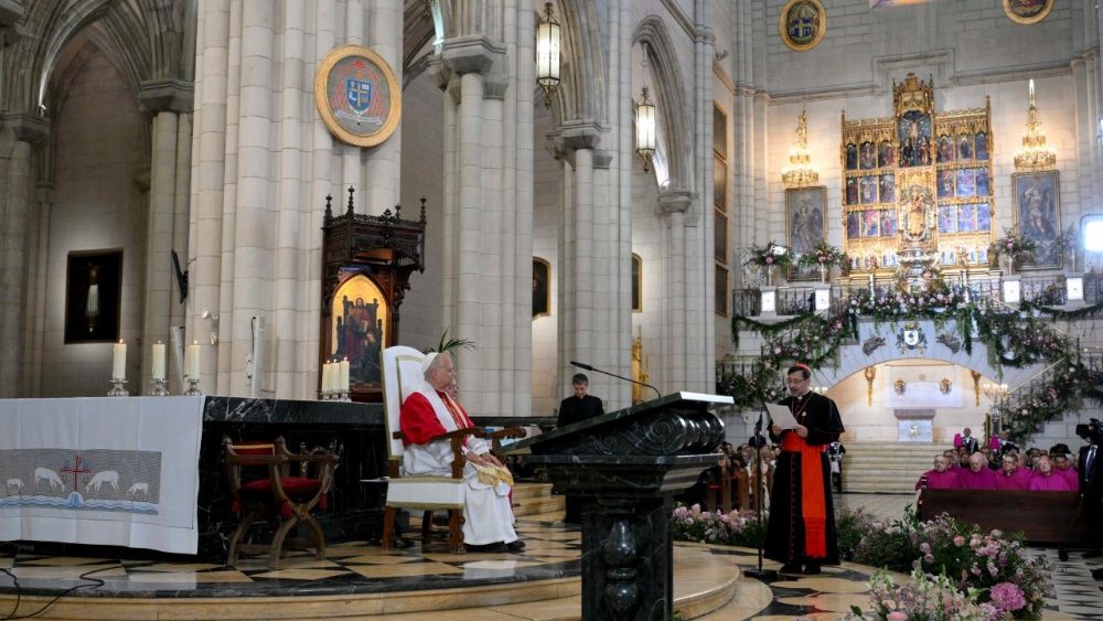 Rugăciunea papei Leon al XIV-lea în fața imaginii Fecioarei Maria de la Almudena, în Madrid
