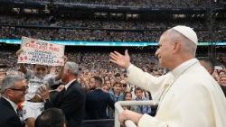 Papież podczas spotkania z wiernymi diecezji Madrytu na stadionie Santiago Bernabéu.