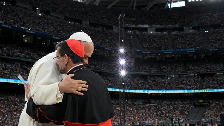 O cardeal arcebispo de Madri, José Cobo Cano, abraça o Papa Leão XIV