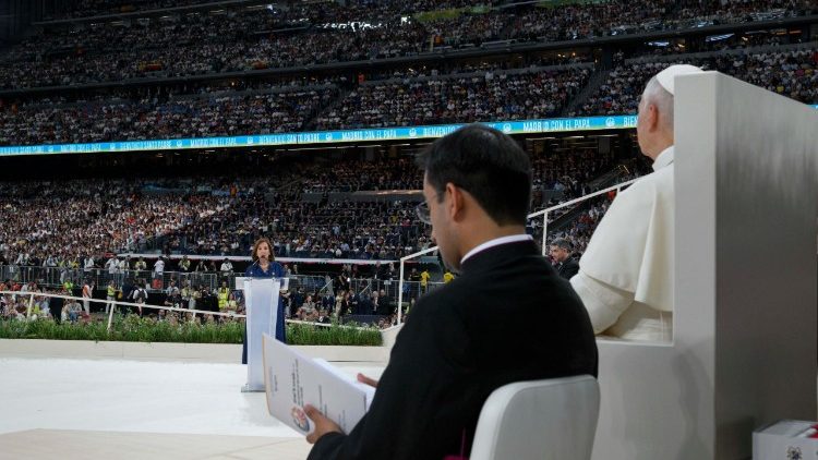 Papa Leone XIV ascolta la prima testimonianza dell'incontro con la comunità diocesana al Santiago Bernabéu