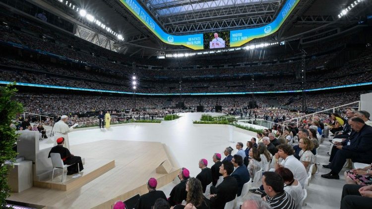 Papa akihutubia