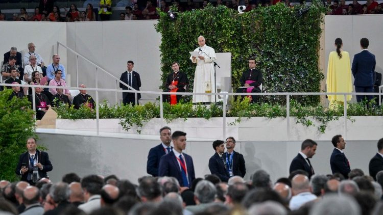 Leone XIV pronuncia il suo intervento al Bernab&eacute;u
