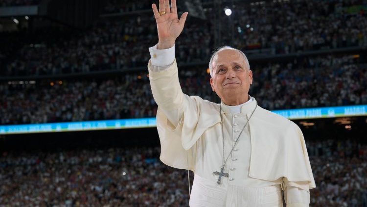 Il saluto del Papa agli 80 mila che hanno riempito lo stadio Bernab&eacute;u