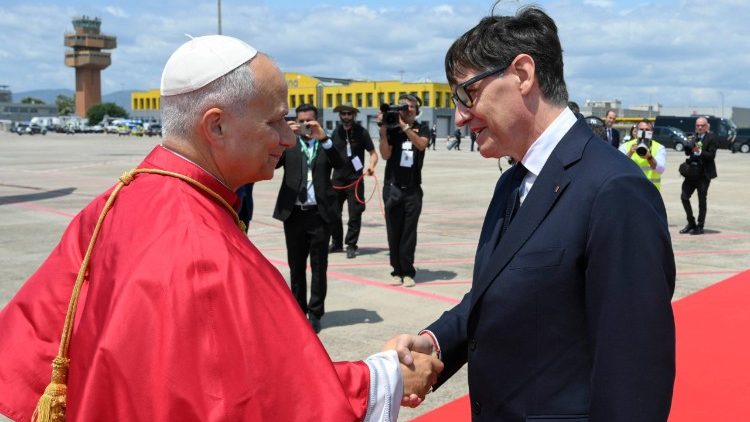 Đại diện ch&iacute;nh quyền miền Catalonia ch&agrave;o đ&oacute;n Đức Th&aacute;nh Cha