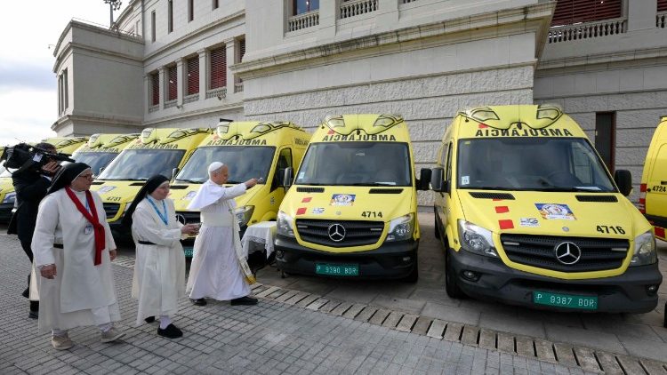 La benedizione del Papa alle ambulanze destinate all'Ucraina