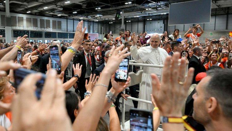 Il Papa tra le volontarie e i volontari di Madrid