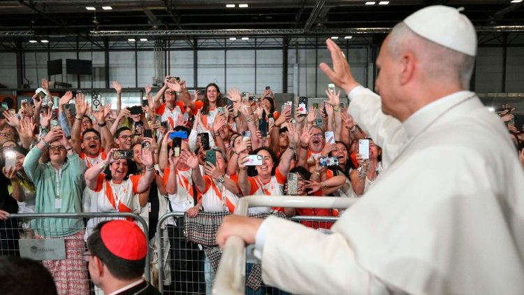 La "marea arancione" che accoglie il Papa