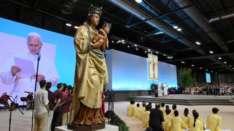 Bikira Maria na Mwanae Yesu kuwalekea waamini