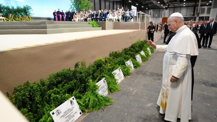 Il Papa benedice le 18 prime pietre
