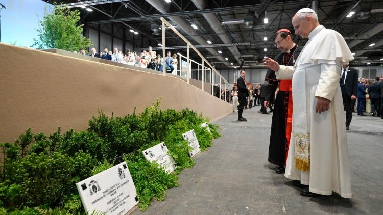 A b&ecirc;n&ccedil;&atilde;o das pedras ao final do encontro com os volunt&aacute;rios