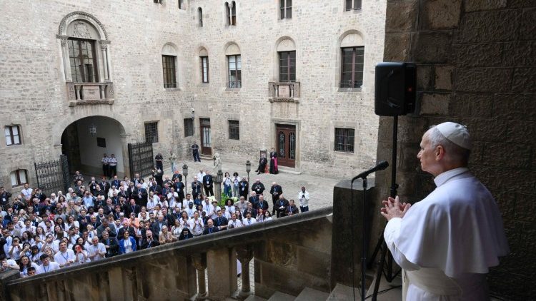 Il Papa saluta i circa 200 partecipanti di MED26