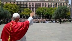 Leone XIV saluta i fedeli che lo hanno atteso a lungo nella piazza adiacente la chiesa.