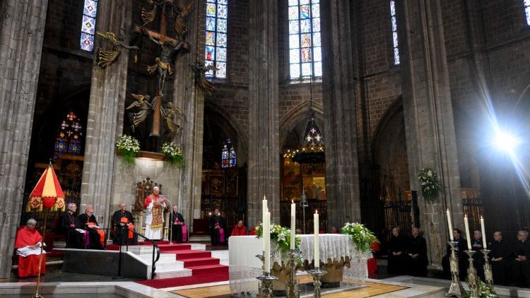 O Papa durante a Ora&ccedil;&atilde;o da Hora Sexta na Catedral de Santa Cruz e Santa Eul&aacute;lia, em Barcelona