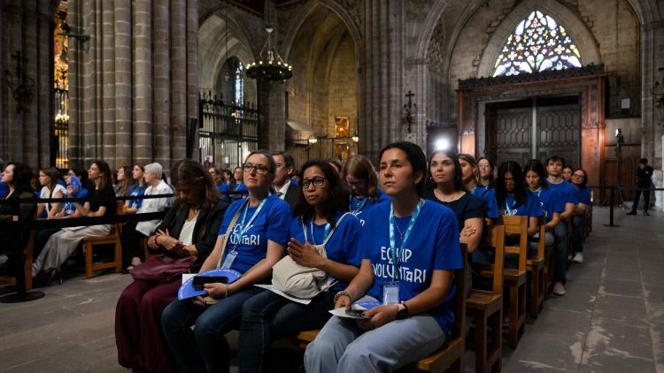 Fi&eacute;is na Catedral de Santa Cruz e Santa Eul&aacute;lia, em Barcelona, durante a Ora&ccedil;&atilde;o da Hora Sexta 