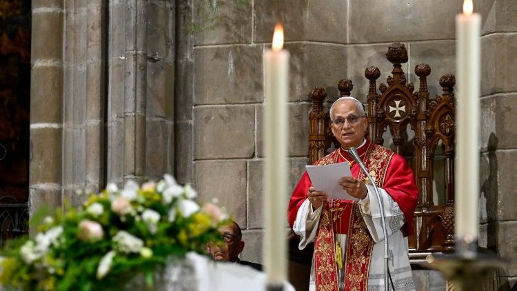 Le&atilde;o XIV durante a Ora&ccedil;&atilde;o da Hora Sexta na Catedral de Barcelona