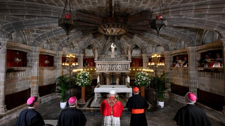 O Papa venerando os restos mortais de Santa Eul&aacute;lia