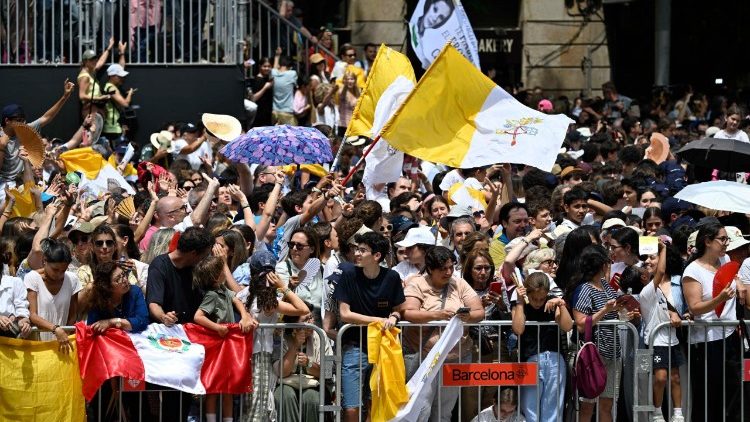 Wananchi wa Barcellona wakisali pamoja na Papa Leo xiv