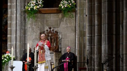 Lev XIV. v Barceloně: Buďte připraveni vzd&aacute;t se nadbytečn&eacute;ho a stavět na podstatn&eacute;m