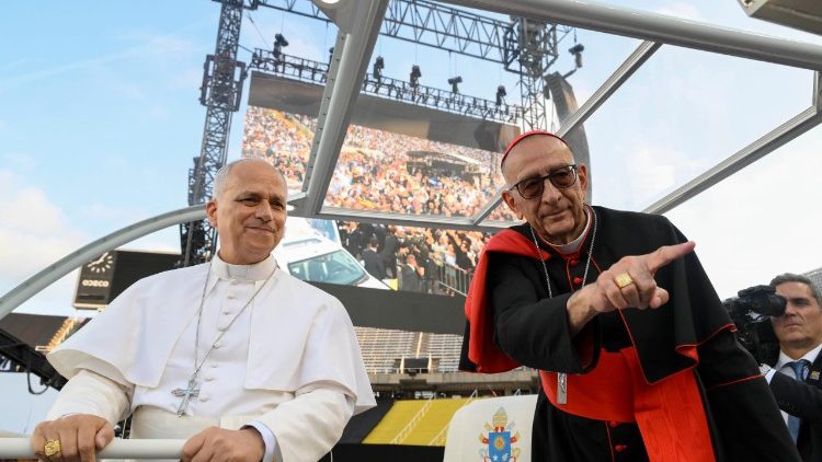 Le&oacute;n XIV a su entrada, junto al cardenal Omella, en el Estadio Ol&iacute;mpico “Llu&iacute;s Companys”, de Barcelona.