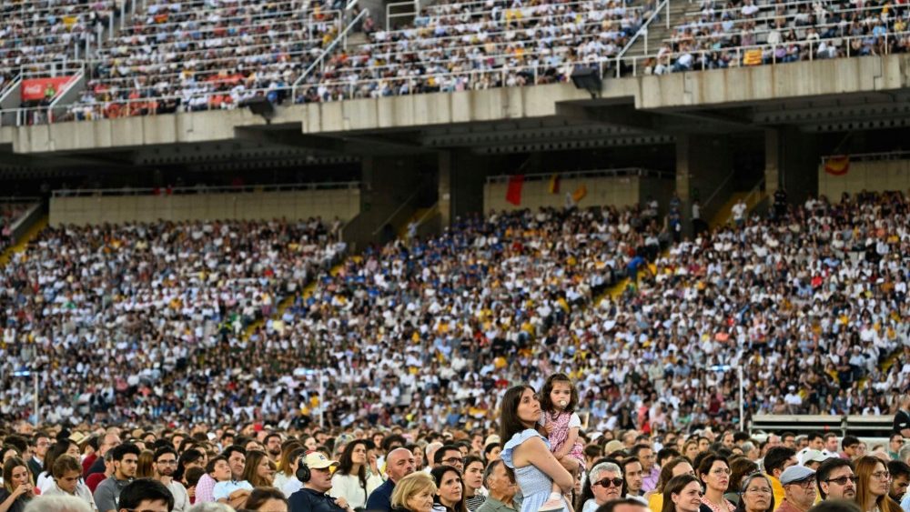 Vigilie na stadionu Lluís Companys v Barceloně, 9. 6. 2026