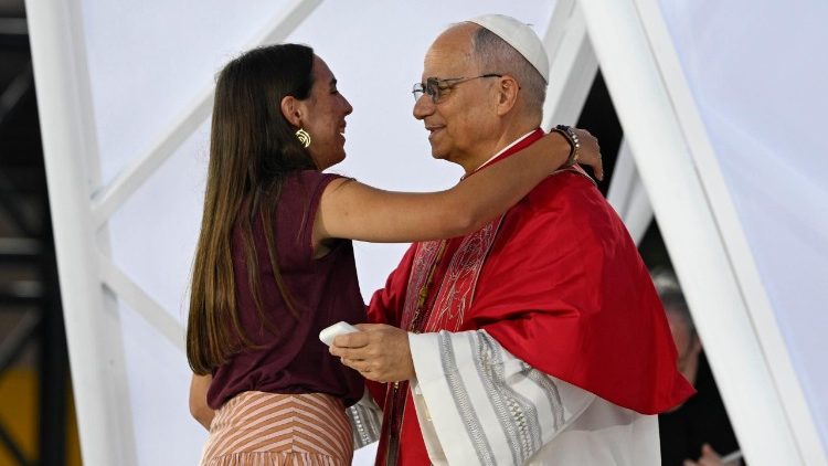 L'abbraccio tra Cecilia e il Papa