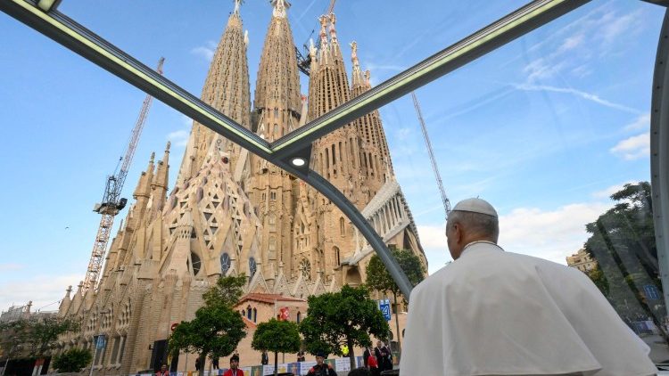 Lev XIV. přij&iacute;žd&iacute; k bazilice Sagrada Fam&iacute;lia