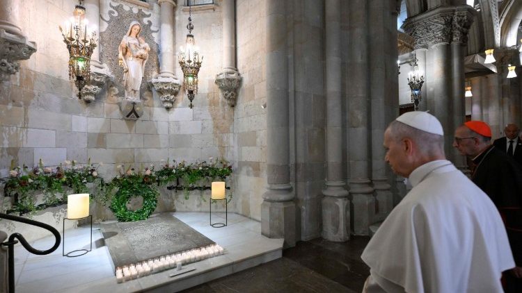 Il Pontefice davanti alla tomba di Antoni Gaud&igrave;