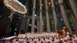 Papa Leone celebra la Messa nella Sagrada Família