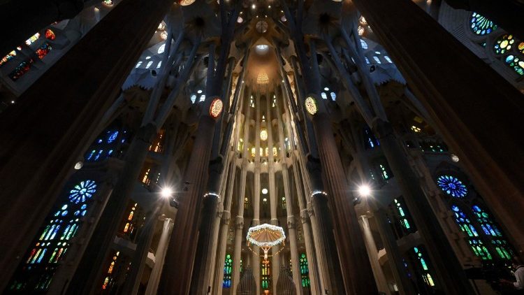 Interiér baziliky Sagrada Família při papežské mši, 10. června 2026