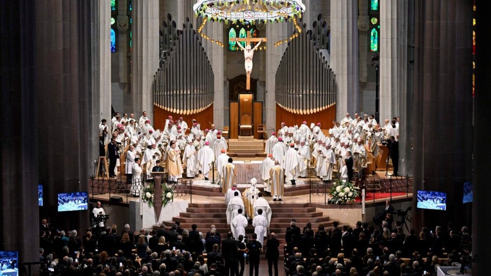2026.06.10 Viaggio Apostolico in Spagna - Arrivo alla Sagrada FamÃ­lia e Santa Messa