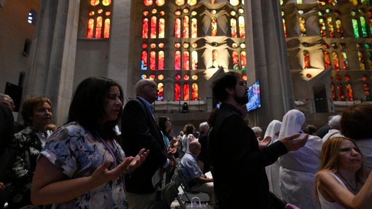 Fi&eacute;is durante a missa celebrada pelo Papa na Bas&iacute;lica da Sagrada Fam&iacute;lia