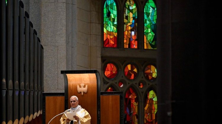 O Papa proferindo sua homilia Bas&iacute;lica da Sagrada Fam&iacute;lia 