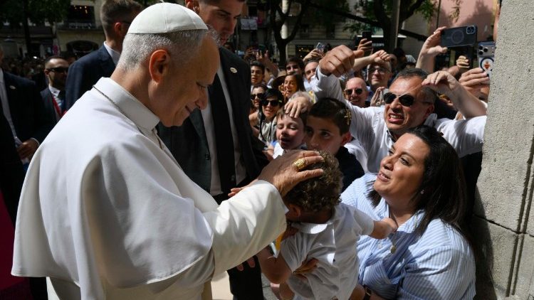 Leone XIV davanti la parrocchia di Sant Agust&iacute; 