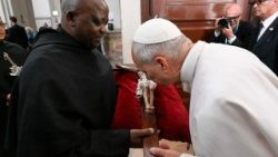 2026.06.10 Padre Faustine John Mlelwa(OSA)akiwa ameshika Msalaba wakati Papa Leo XIV anaingia katika Parokia ya Mtakatifu Agostino,Barcelona.