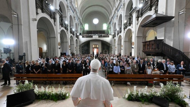 Il Papa nella "cattedrale dei poveri", la chiesa di sant'Agostino a Barcellona. 