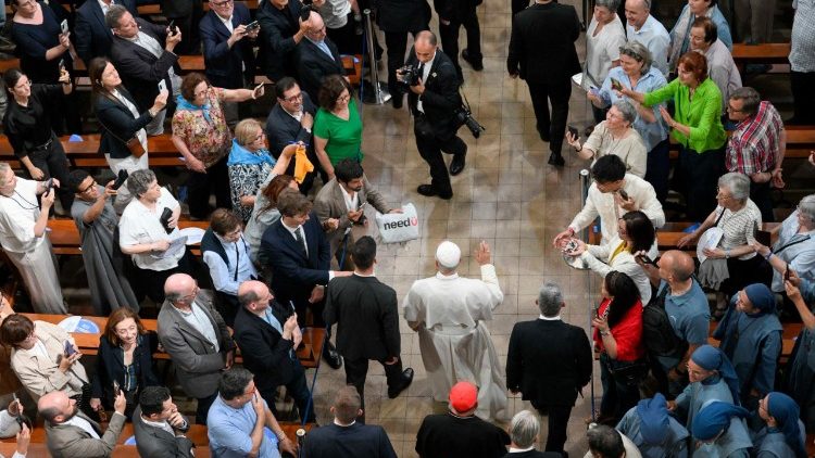 L'ingresso di Leone XIV nella chiesa di sant'Agostino, nel quartiere popolare El Ravel di Barcellona.