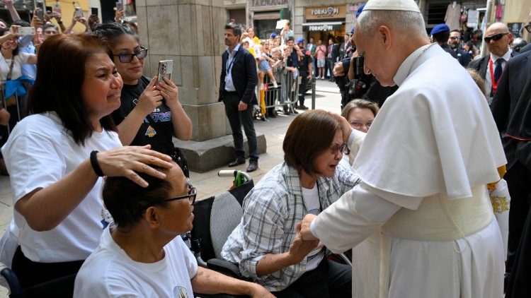 Giunto davanti al sagrato della chiesa di Sant'Agostino a Barcellona, appena sceso dall'auto, il Papa ha salutato alcuni disabili su sedia a rotelle.