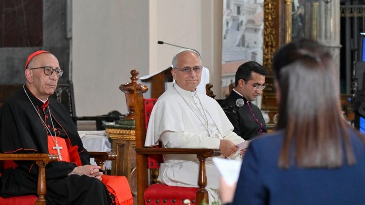 Lev XIV. se z&aacute;stupci charitn&iacute;ch děl v Barceloně