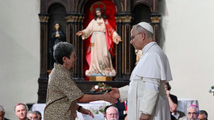 Il Papa con una religiosa impegnata al fianco di donne vittime di tratta