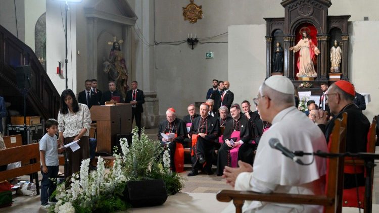 Il Papa ascolta le domande di Renzo, accompagnato dalla mamma. 