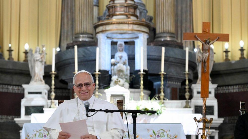 Papst Leo XIV. bei der  Begegnung mit Vertretern der diözesanen Wohltätigkeits- und Sozialeinrichtungen in der Kirche „Sant Augustí“ 