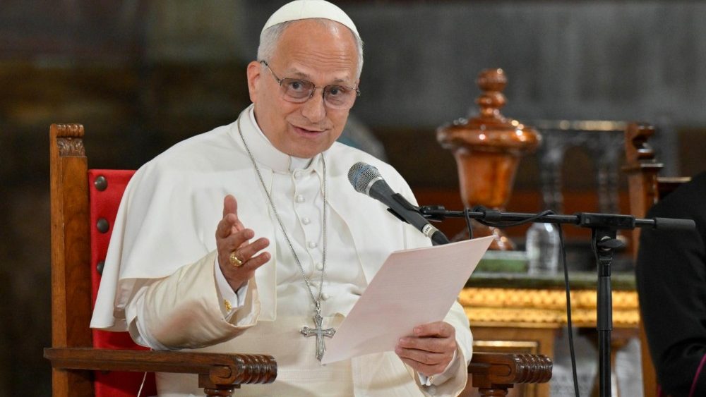 Papst Leo XIV. bei der  Begegnung mit Vertretern der diözesanen Wohltätigkeits- und Sozialeinrichtungen in der Kirche „Sant Augustí“ 