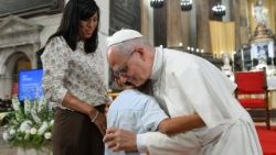Il Pontefice abbraccia il bambino che ha voluto scrivergli per porgli alcune domande.
