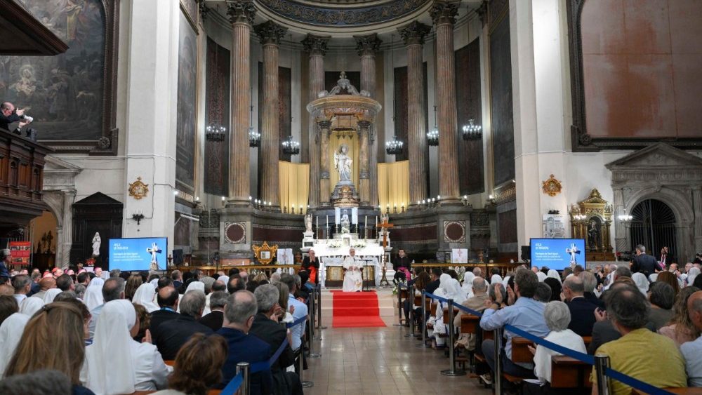 Papst Leo XIV. bei der  Begegnung mit Vertretern der diözesanen Wohltätigkeits- und Sozialeinrichtungen in der Kirche „Sant Augustí“ 
