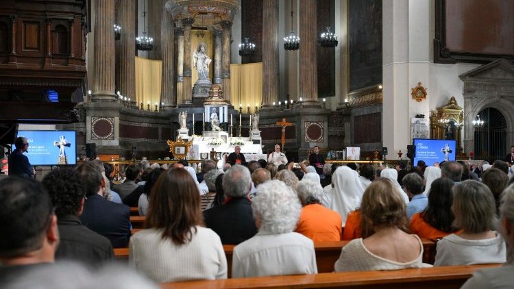 Un momento dell'incontro nella chiesa di Sant Agust&iacute; 