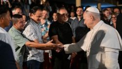 Il Papa mentre saluta alcuni partecipanti all'incontro svoltosi nel Centro Penitenziario Brians 1