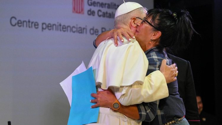 Il Papa abbraccia Montse, detenuta del Centro penitenziario Brians 1